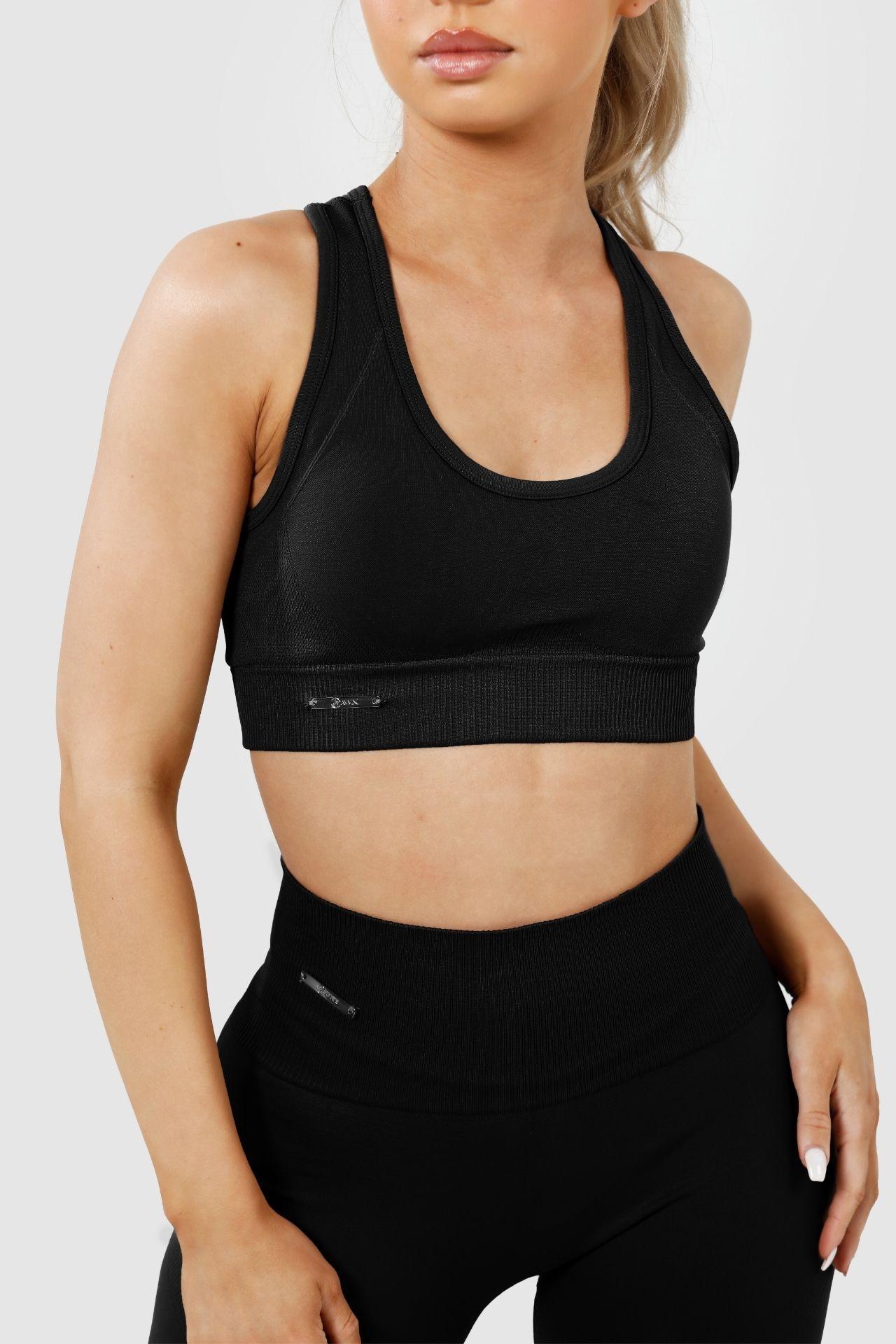 Close up girl wearing invictus seamless crop in black 