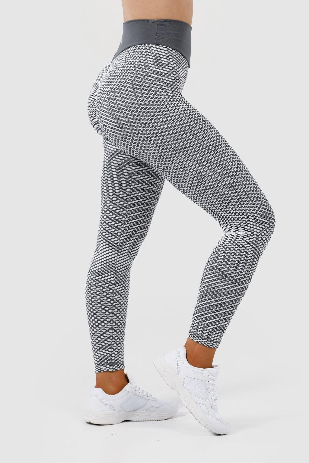 side view girl wearing luna scrunch bum leggings in grey 